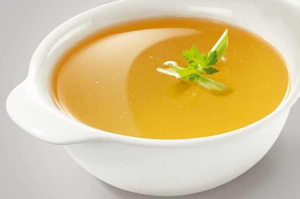 Fleischsuppe, klar, ohne Kräutereinlage
