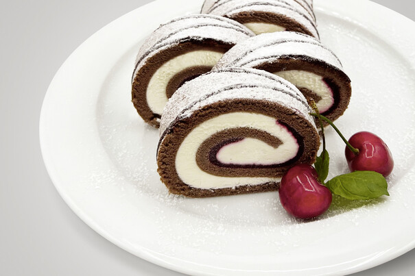 Sahnerolle Schoko-Kirsch, geschnitten Sahnerolle Schoko-Kirsch, geschnitten