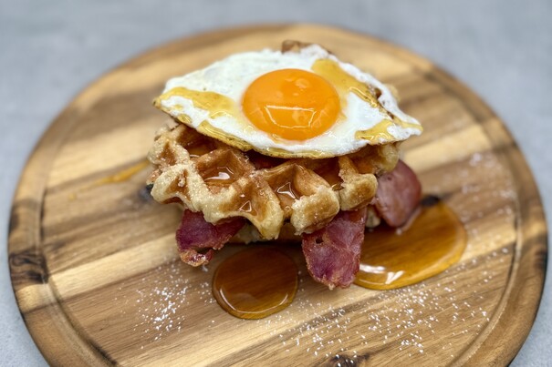 Lütticher Waffel mit Chicken Bacon, Spiegelei und Ahornsirup