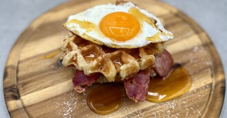 Lütticher Waffel mit Chicken Bacon, Spiegelei und Ahornsirup