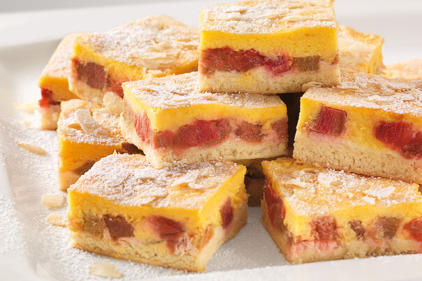 Rhabarber-Eierschecke, geschnitten