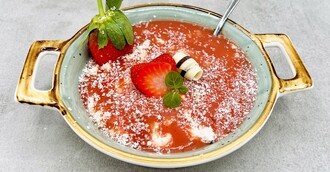 Mousse au Chocolat Blanc mit Erdbeersoße, Erdbeeren und weißen Schokoraspeln