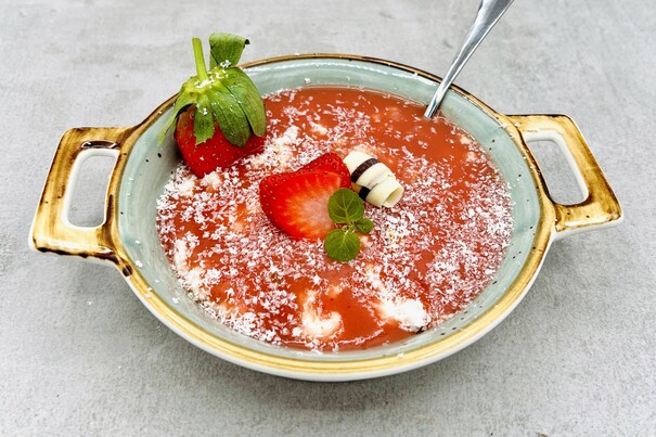 Mousse au Chocolat Blanc mit Erdbeersoße, Erdbeeren und weißen Schokoraspeln