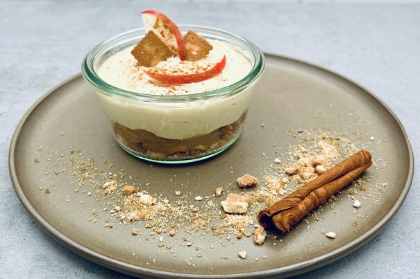 Paradiescreme Butterkeks-Geschmack Schichtdessert mit Apfel-Zimtkompott und Mini-Keks