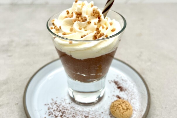 Mousse Noisette (Nutella-Style) mit Sahne und Haselnusskrokant