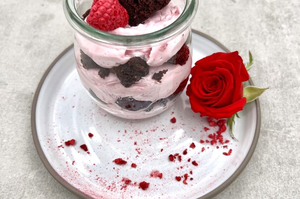 Himbeer-Sahne-Creme mit Brownie Herzen