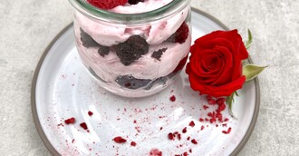 Himbeer-Sahne-Creme mit Brownie Herzen