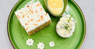 Möhrenkuchen mit Eierlikörsahne im Osterei