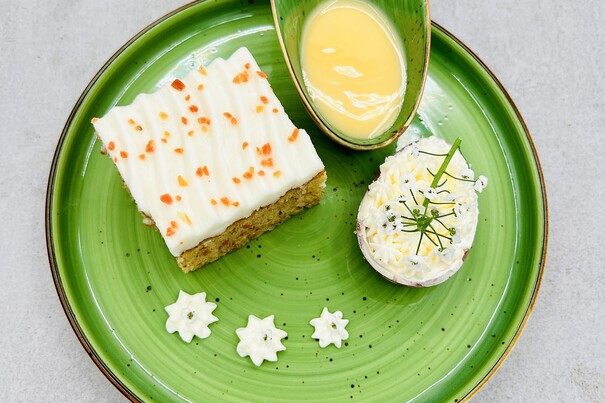 Möhrenkuchen mit Eierlikörsahne im Osterei