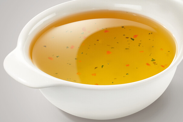 Gemüsesuppe, klar, Etoklar, mit Kräutereinlage