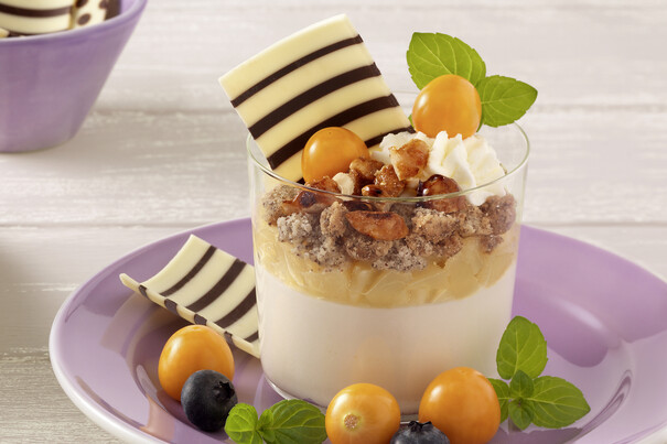 Bayerische Creme mit Birnenkompott & Cashew-Karamell
