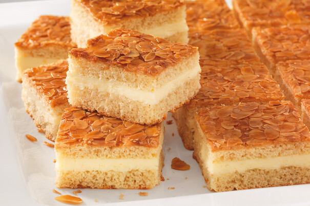 Mandel-Bienenstich, geschnitten Mandel-Bienenstich, geschnitten