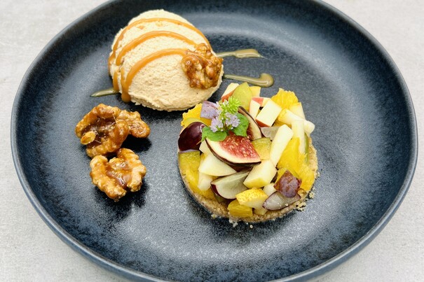 Mousse Walnuss mit herbstlichem Obstsalat und karamellisierten Walnüssen