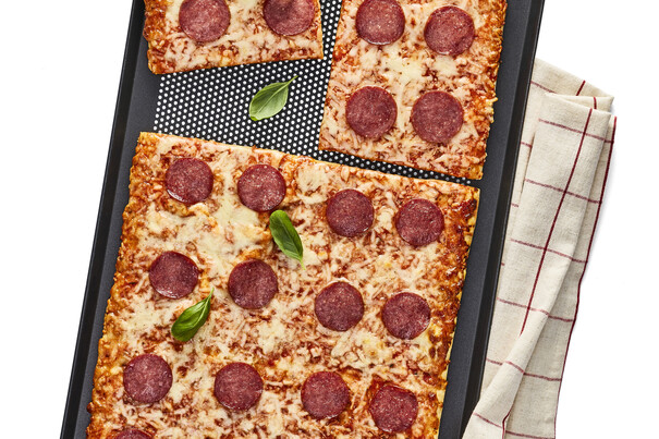 1/1GN 48x28cm Pizza Putensalami mit Rind 1/1GN 48x28cm Pizza Putensalami mit Rind