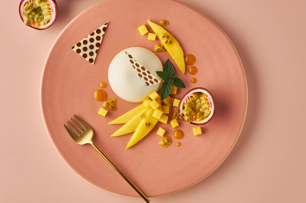 Tropische Panna Cotta mit Schoko-Dekor - Tellerdessert