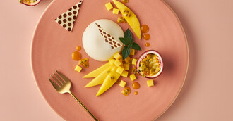 Tropische Panna Cotta mit Schoko-Dekor - Tellerdessert