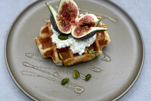 Lütticher Waffel mit Hüttenkäse & Feigen