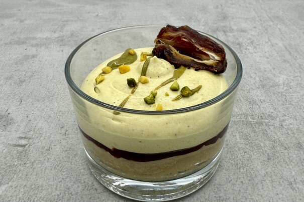 Veganes Pistazien-Dattel-Tiramisu