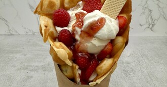 Bubble Waffel mit Vanilleeis, Sahne & roten Früchten