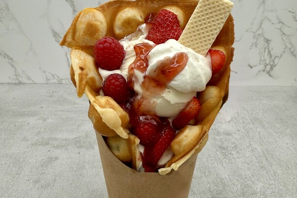Bubble Waffel mit Vanilleeis, Sahne & roten Früchten