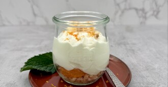 Käse-Sahne-Creme mit Mandarinen, hellem Crumble und Orangenabrieb