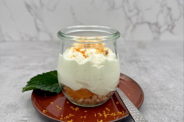 Käse-Sahne-Creme mit Mandarinen, hellem Crumble und Orangenabrieb