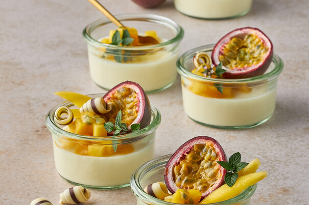 Tropische Panna Cotta mit Schoko-Dekor - Glasdessert