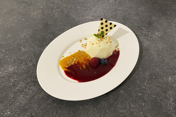 Panna Cotta mit frischen Beeren und feinem Schoko-Dekor