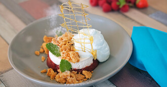 Bayerische Creme mit Erdbeeren, Rhabarber & Waldmeister