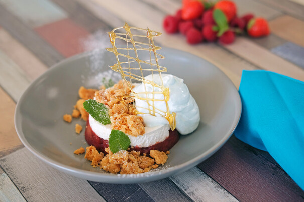 Bayerische Creme mit Erdbeeren, Rhabarber & Waldmeister