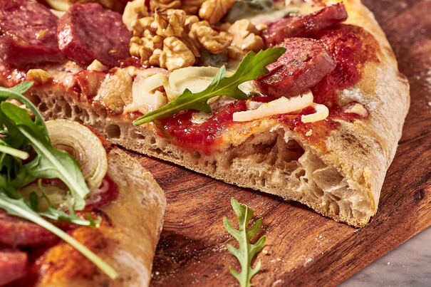 Pinsa Salsiccia e Gorgonzola