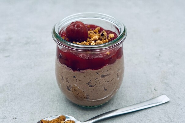 Mousse Lebkuchen mit Glühweinkirschen