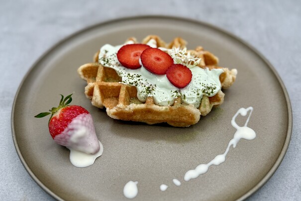 Lütticher Waffel mit Matcha-Joghurt, Erdbeeren und Joghurtglasur