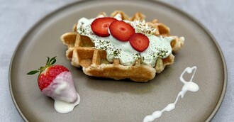 Lütticher Waffel mit Matcha-Joghurt, Erdbeeren und Joghurtglasur