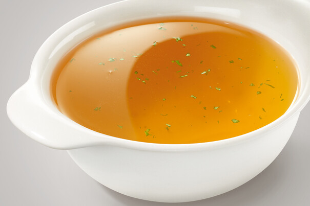 Fleischsuppe, klar, mit Kräutereinlage Fleischsuppe, klar, mit Kräutereinlage