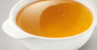 Fleischsuppe, klar, mit Kräutereinlage