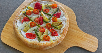 Pizza asparagi, carciofi e peperoni - vegan