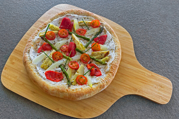 Pizza asparagi, carciofi e peperoni - vegan