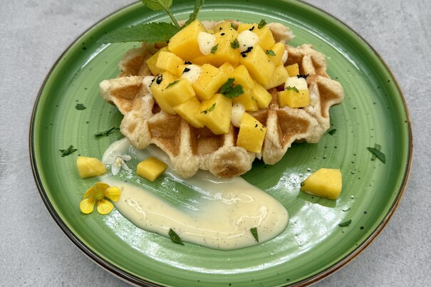 Lütticher Waffel mit Mango-Minzsalat und Vanillesoße