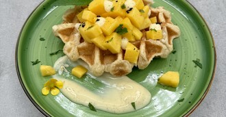Lütticher Waffel mit Mango-Minzsalat und Vanillesoße