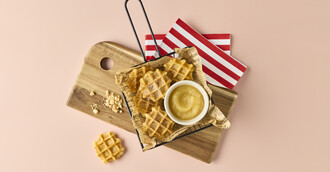 Mini-Waffeln mit Puderzucker, Apfelkompott/Apfelmus und hellem Crumble
