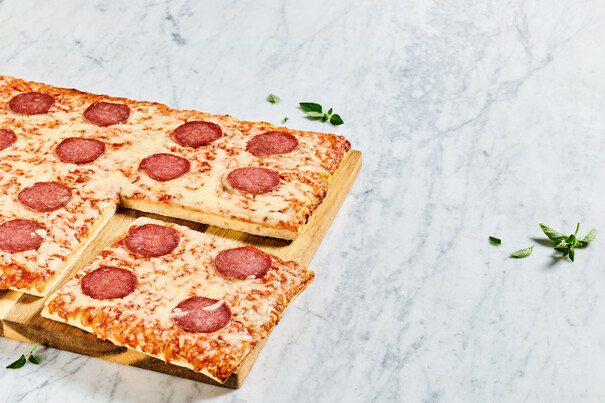 1/1GN 48x28cm Pizza Putensalami mit Rind 1/1GN 48x28cm Pizza Putensalami mit Rind