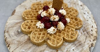Lotus-Waffel mit Kirschen