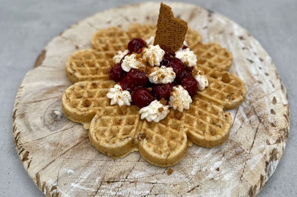 Lotus-Waffel mit Kirschen