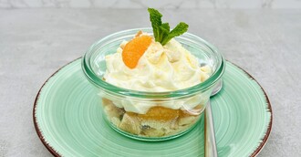 Käse-Sahne-Creme mit Löffelbiskuit-Crumble und Mandarinen