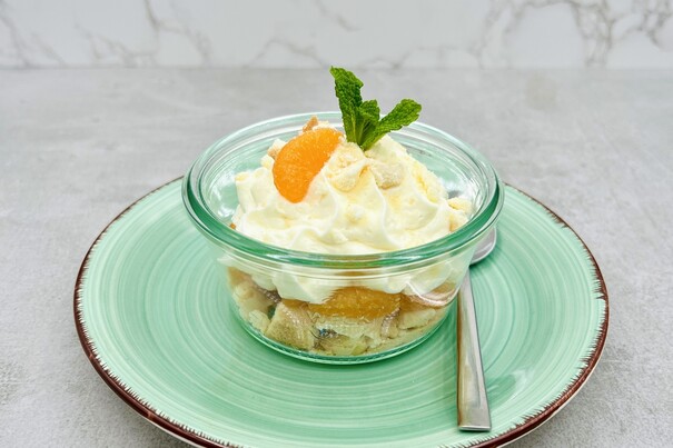 Käse-Sahne-Creme mit Löffelbiskuit-Crumble und Mandarinen