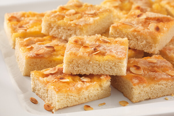 Butterkuchen, geschnitten Butterkuchen, geschnitten