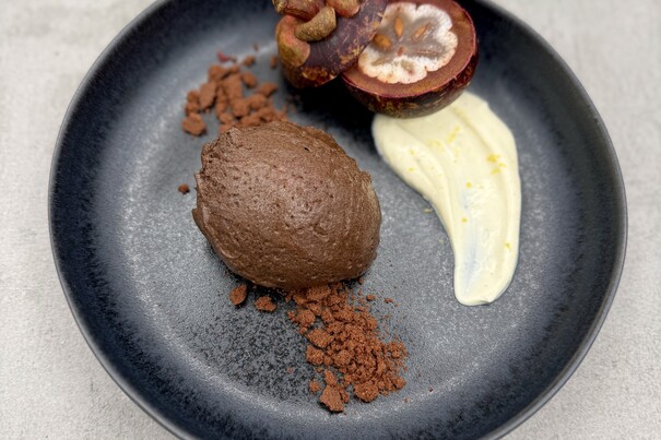 Mousse au Chocolat noir mit Mangostan, Creme Fraiche und Dark Crumble