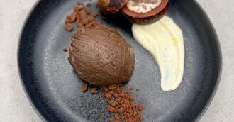 Mousse au Chocolat noir mit Mangostan, Creme Fraiche und Dark Crumble