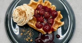 Lütticher Waffel mit Glühweinkirschen, Zimtsahne & Spekulatius-Crumble